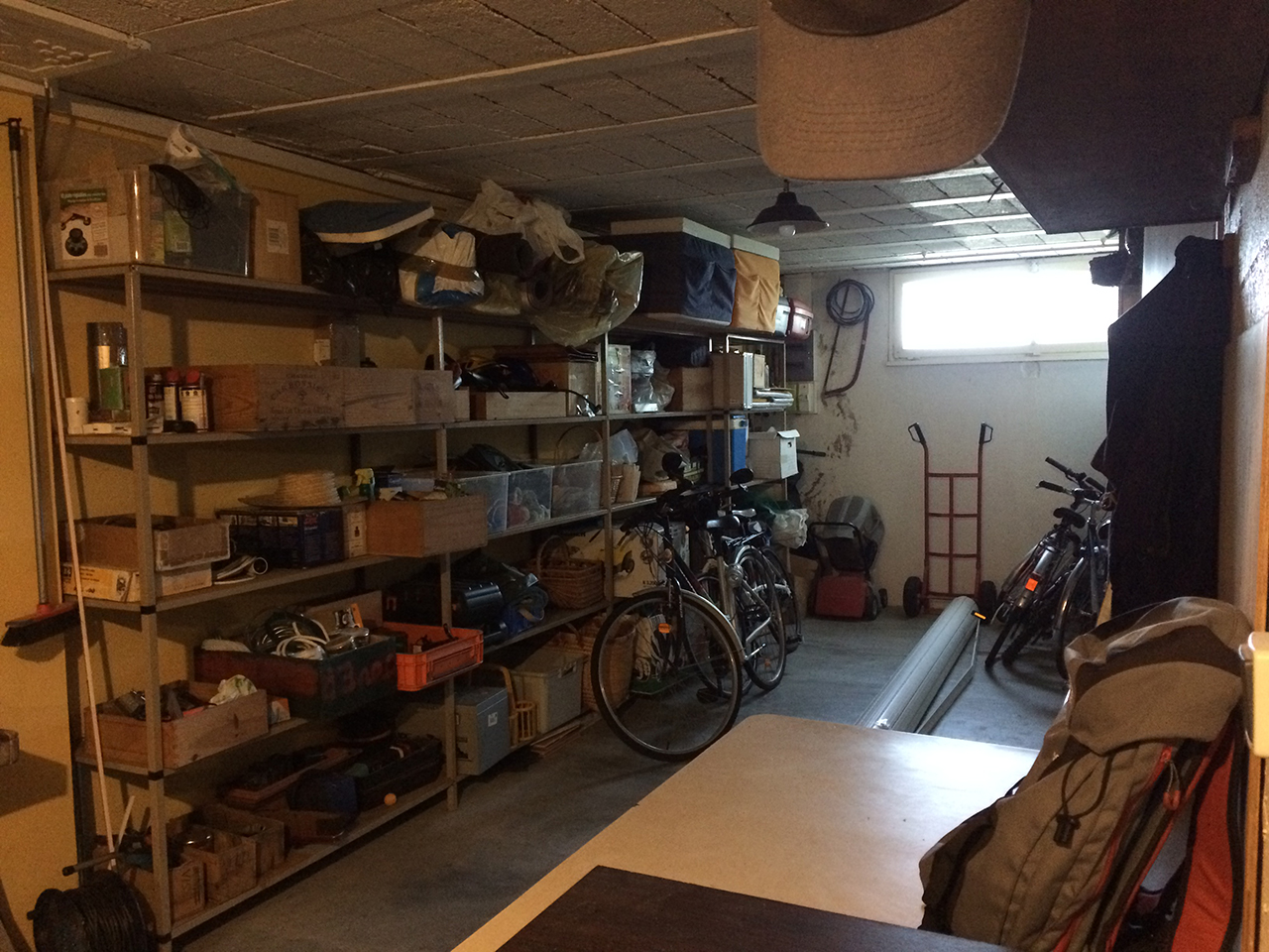 Installer des étagères dans un garage